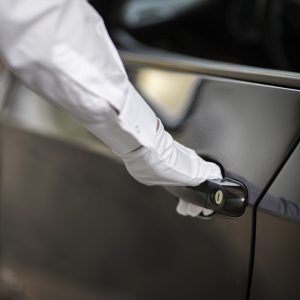 manobrista-cuidando-veiculo-cliente